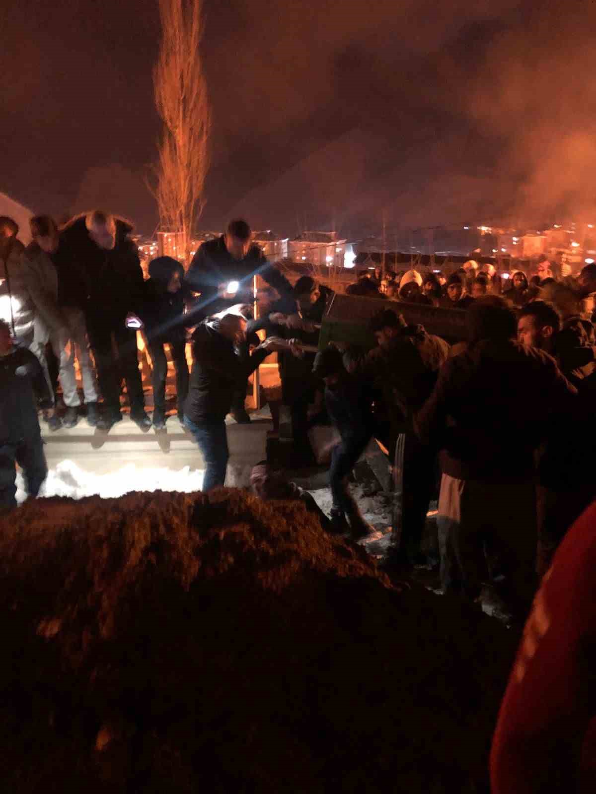 kayarken belediye otobusunun altinda kalan cocuk son yolculuguna ugurlandi 1 RjAdzbGK