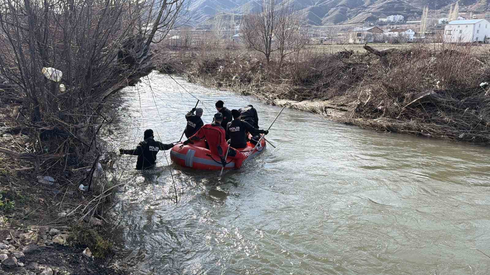 Kaybolan otizmli çocuk hem suda hem de karada aranıyor 7 kaybolan otizmli cocuk hem suda hem de karada araniyor 3 LUvuJyDv