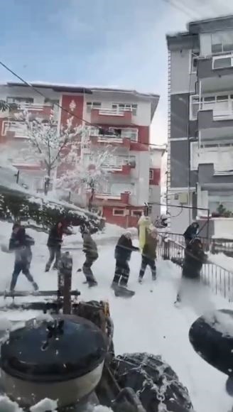 kaydiklari alani temizlemeye gelen is makinesine kartoplariyla karsilik verdiler 0 Xl8K8Uws