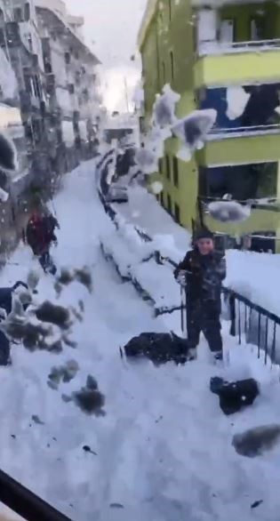 kaydiklari alani temizlemeye gelen is makinesine kartoplariyla karsilik verdiler 1 ipGRST2a