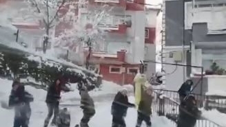 kaydiklari-alani-temizlemeye-gelen-is-makinesine-kartoplariyla-karsilik-verdiler-XKeOgXpc.jpg