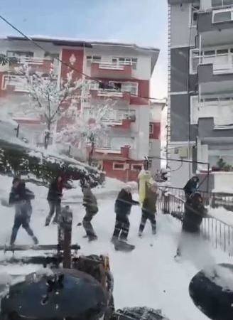 kaydiklari-alani-temizlemeye-gelen-is-makinesine-kartoplariyla-karsilik-verdiler-XKeOgXpc.jpg