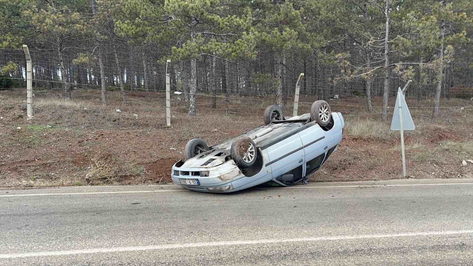 kaygan yolda takla atan aractaki 2 kisi yaralandi 1 71R5pWKp