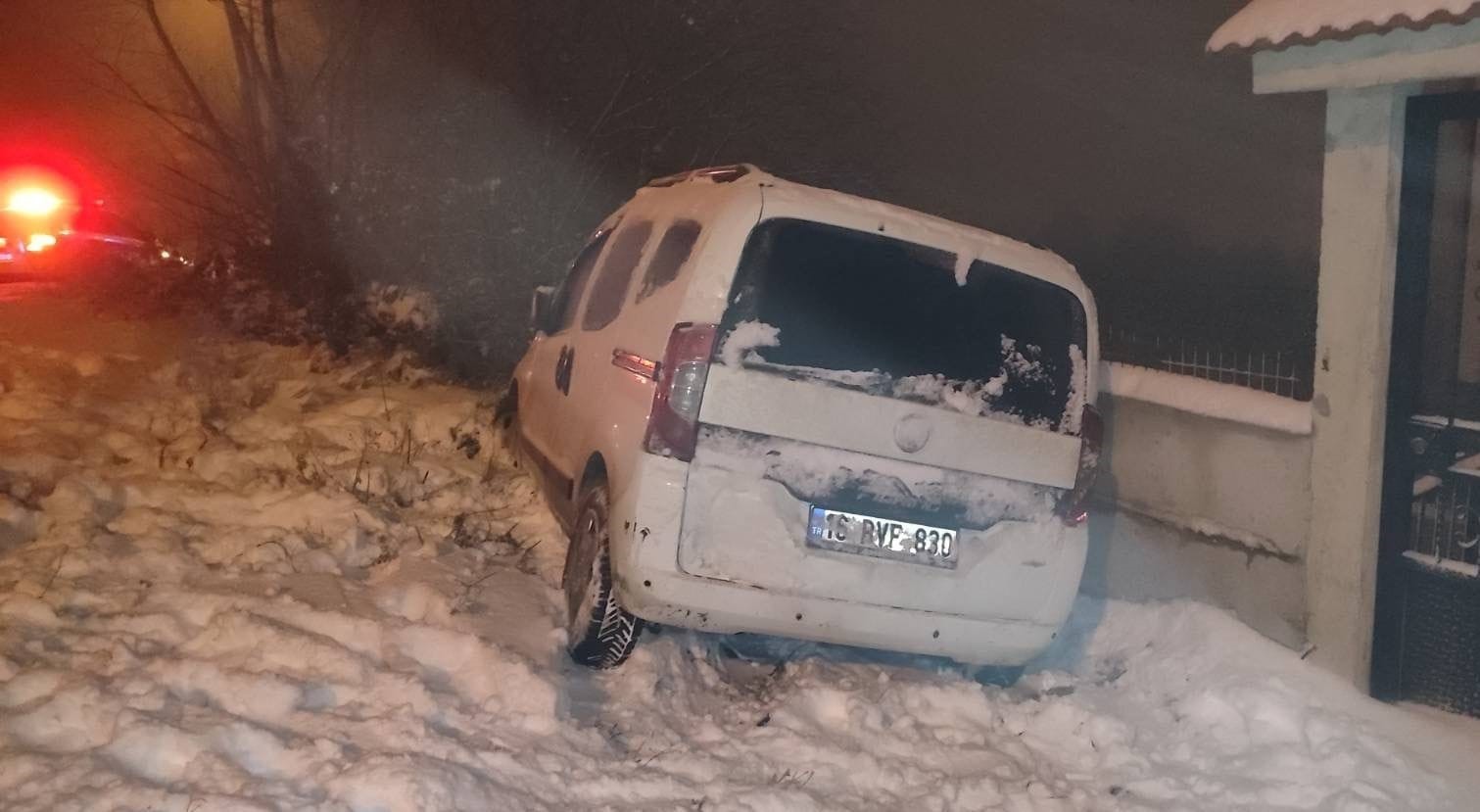 kaygan zeminde kontrolu kaybedip kazaya neden oldu 3u cocuk 7 kisi yaralandi 2 6N7qqG5t