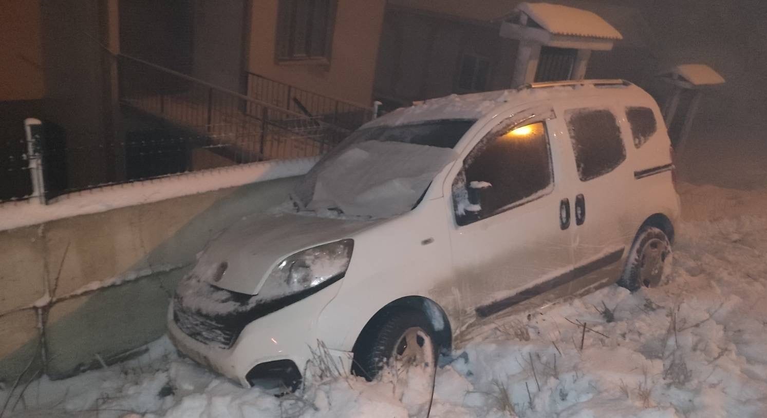 kaygan zeminde kontrolu kaybedip kazaya neden oldu 3u cocuk 7 kisi yaralandi 3 ajrKNqln