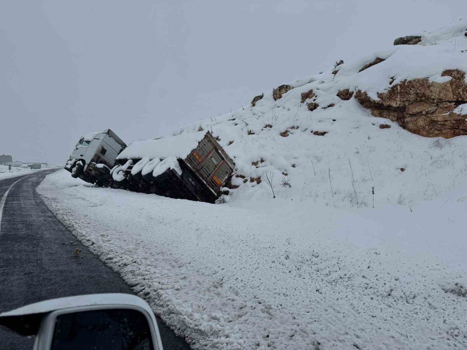 kayganlasan yol kaza getirdi tir yol kenarina devrildi 0 4AKle7Sg