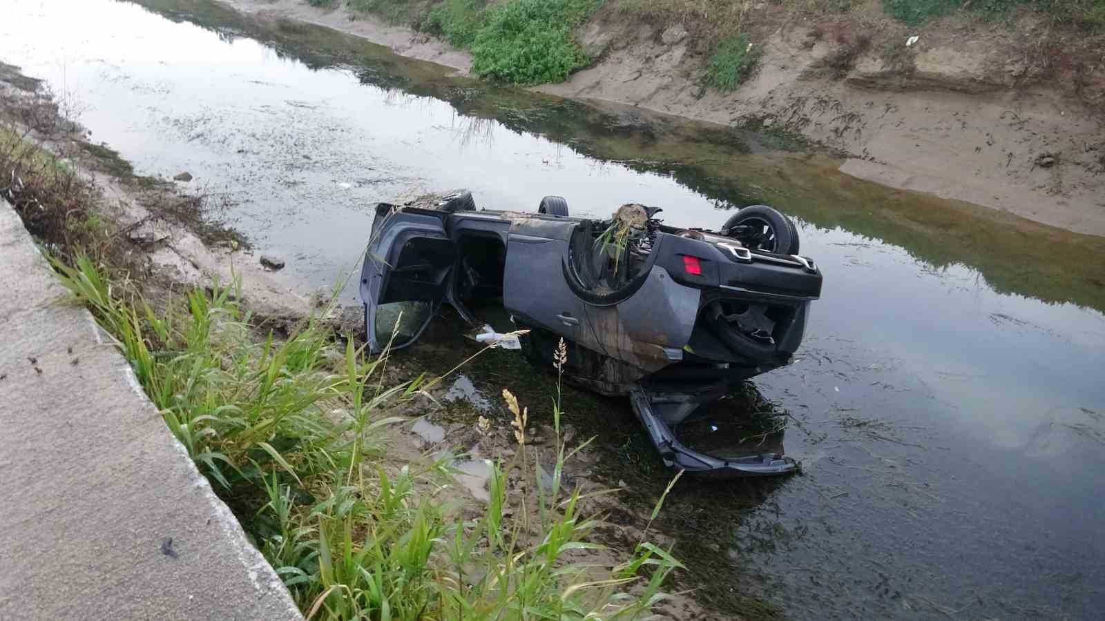 kayganlasan yolda kontrolden cikan arac kanala uctu 1 aUhHz2D1