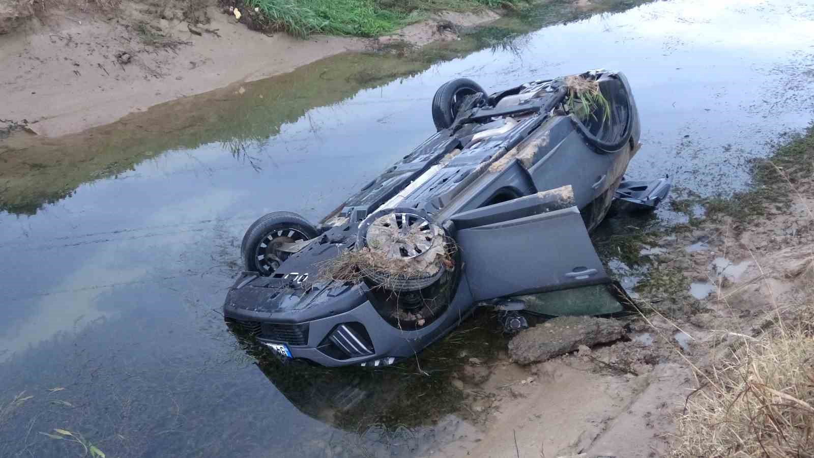kayganlasan yolda kontrolden cikan arac kanala uctu 2 VshLYTr3