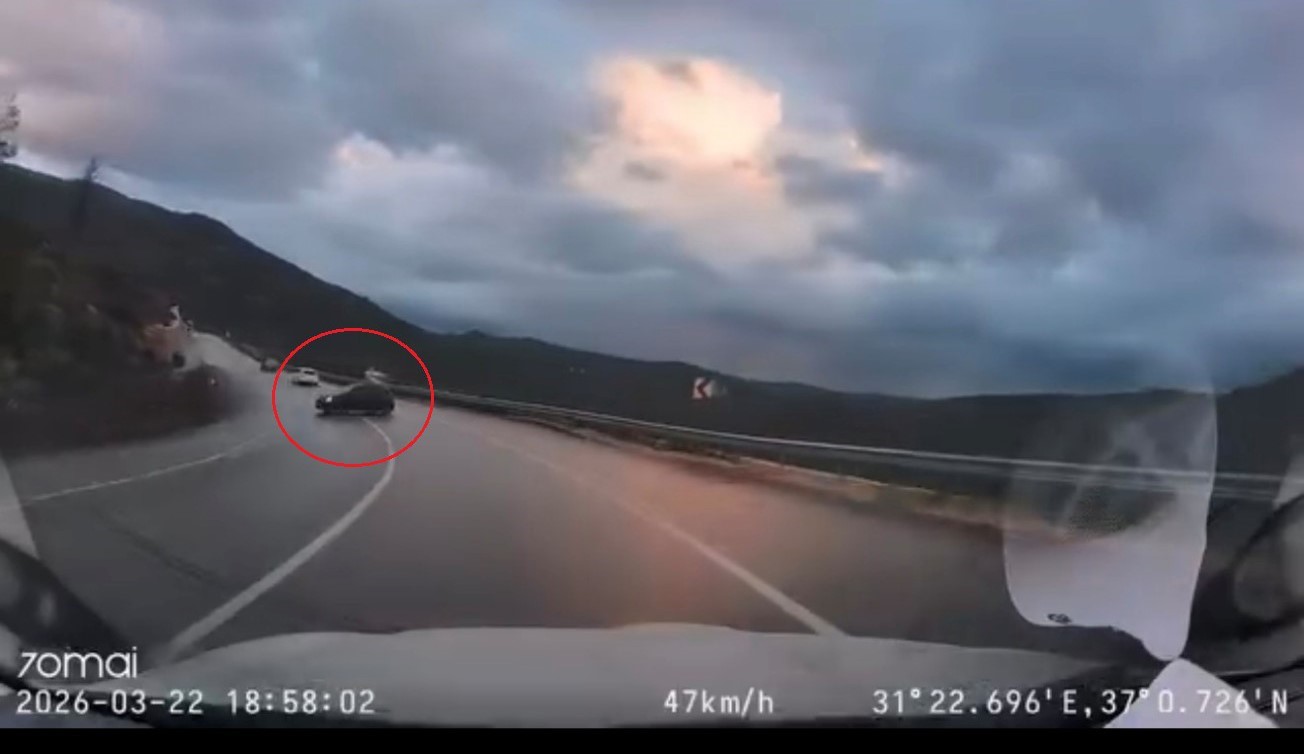 Kayganlaşan yolda kontrolden çıktı, faciadan dönülen o anlar araç kamerasına yansıdı 4 kayganlasan yolda kontrolden cikti faciadan donulen o anlar arac kamerasina yansidi 0