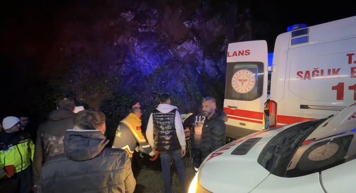 kayganlasan yolda otomobil paramparca oldu 2 yarali 0