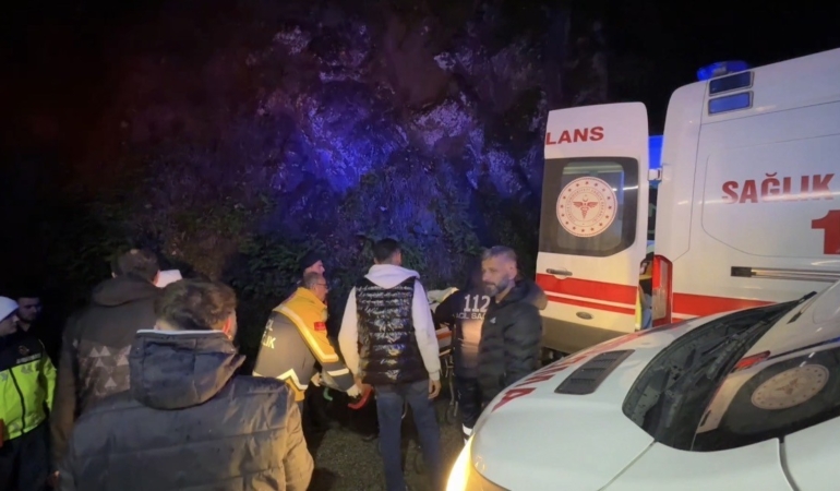 kayganlasan-yolda-otomobil-paramparca-oldu-2-yarali-581OILIy.jpg