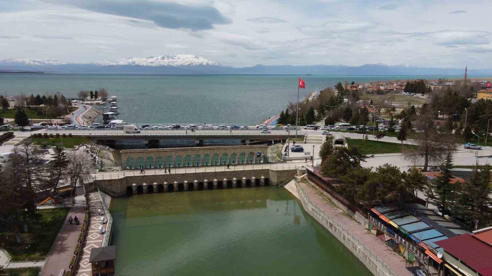 kayikla gezilen gol uzerinde simdi yuruyus yapiliyor 11