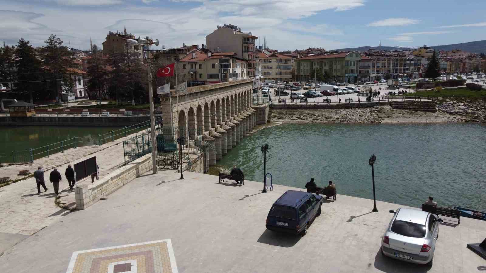 kayikla gezilen gol uzerinde simdi yuruyus yapiliyor 9 AN6wBupb