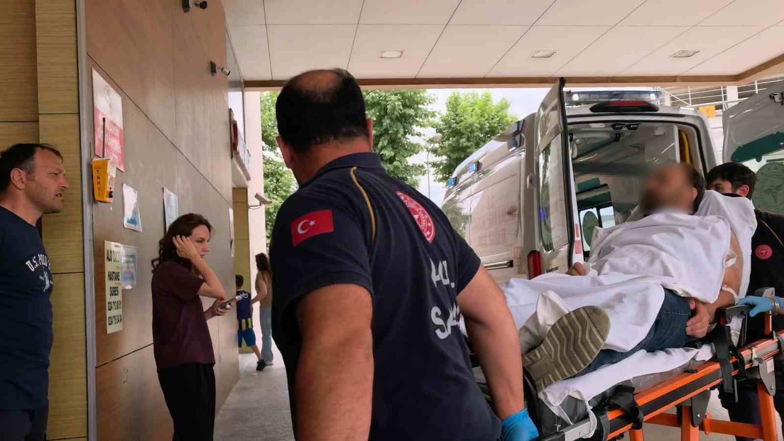 kayinbiraderi tarafindan bicaklanan kisi agir yaralandi 0 eG5WZeAt