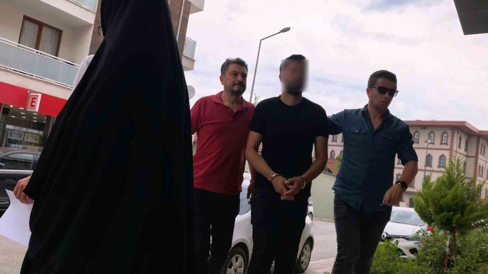 kayinbiraderi tarafindan bicaklanan kisi agir yaralandi 1 qg2OmEl2