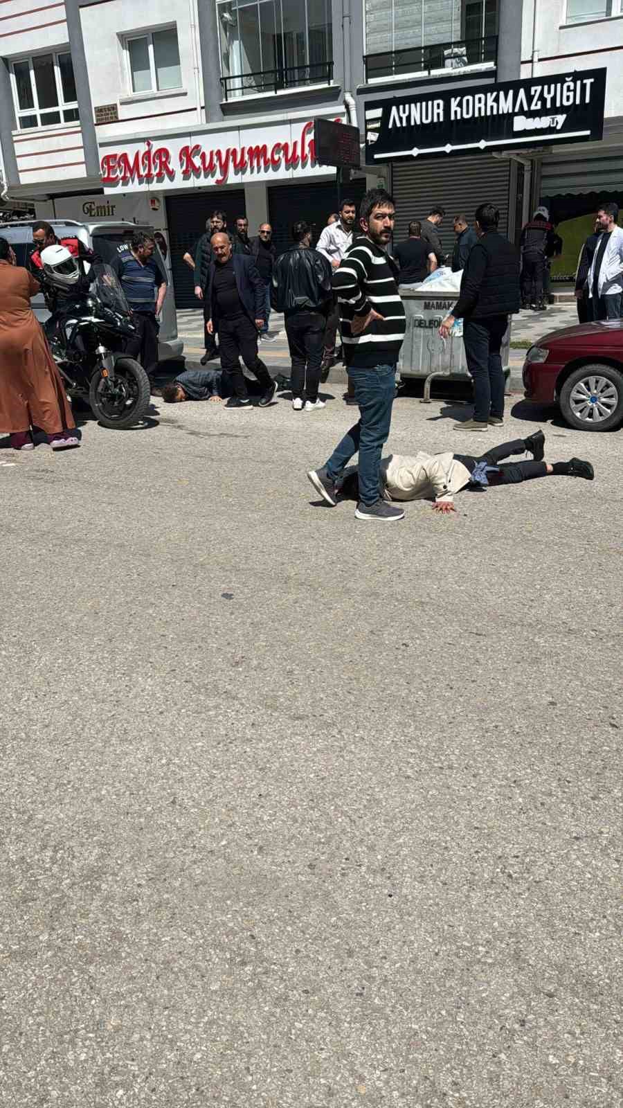 Kayınpeder ile damat arasındaki silahlı kavga kanlı bitti: 1’i ağır 2 yaralı 5 kayinpeder ile damat arasindaki silahli kavga kanli bitti 1i agir 2 yarali 1 L3tOk4zE