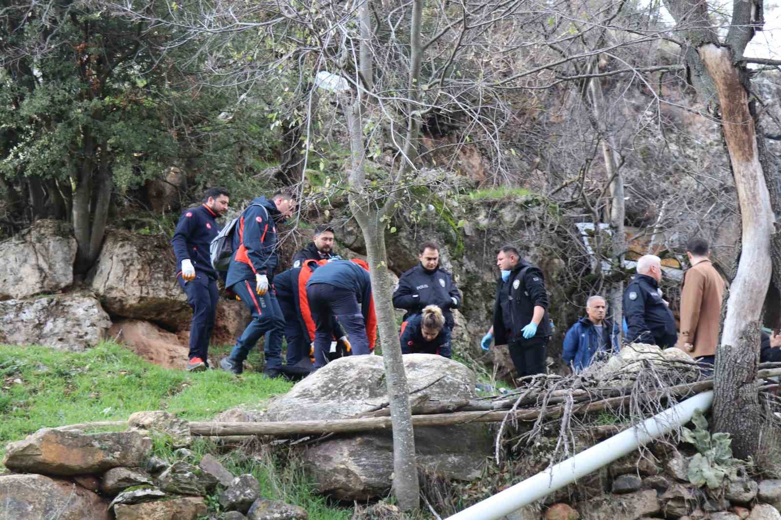 kayip alzheimer hastasi yasli adam dere kenarinda olu bulundu 0 fJ2pH2F7