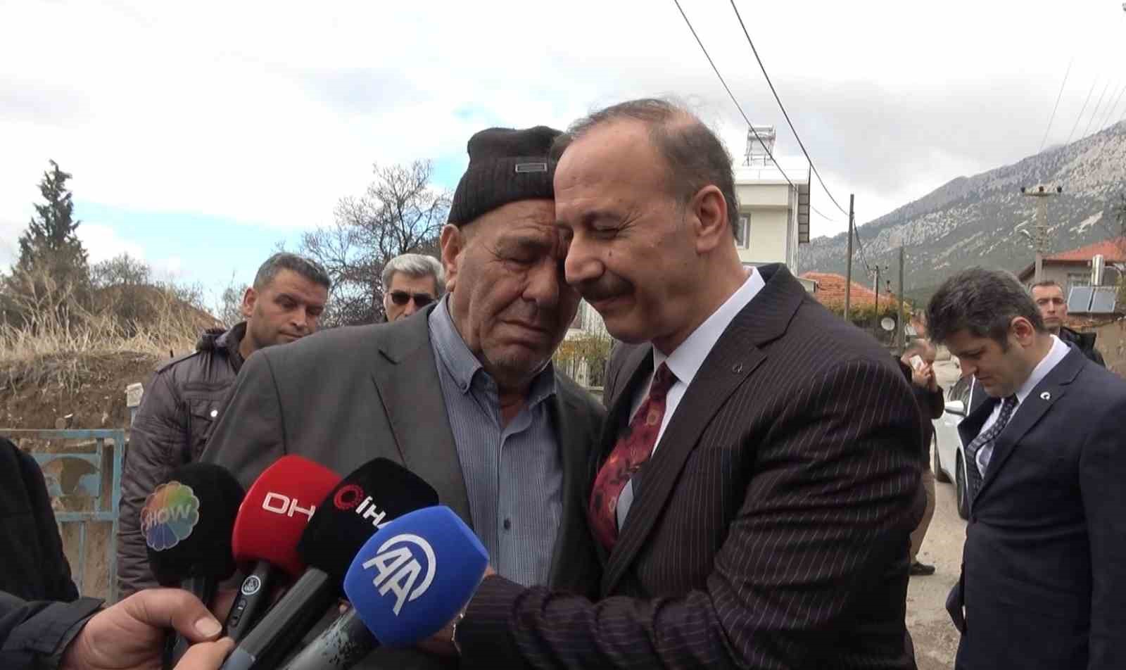 kayip bas arama calismalarinda acili baba vali erine sarilarak gozyaslarina boguldu 0 P4Ry7cbO