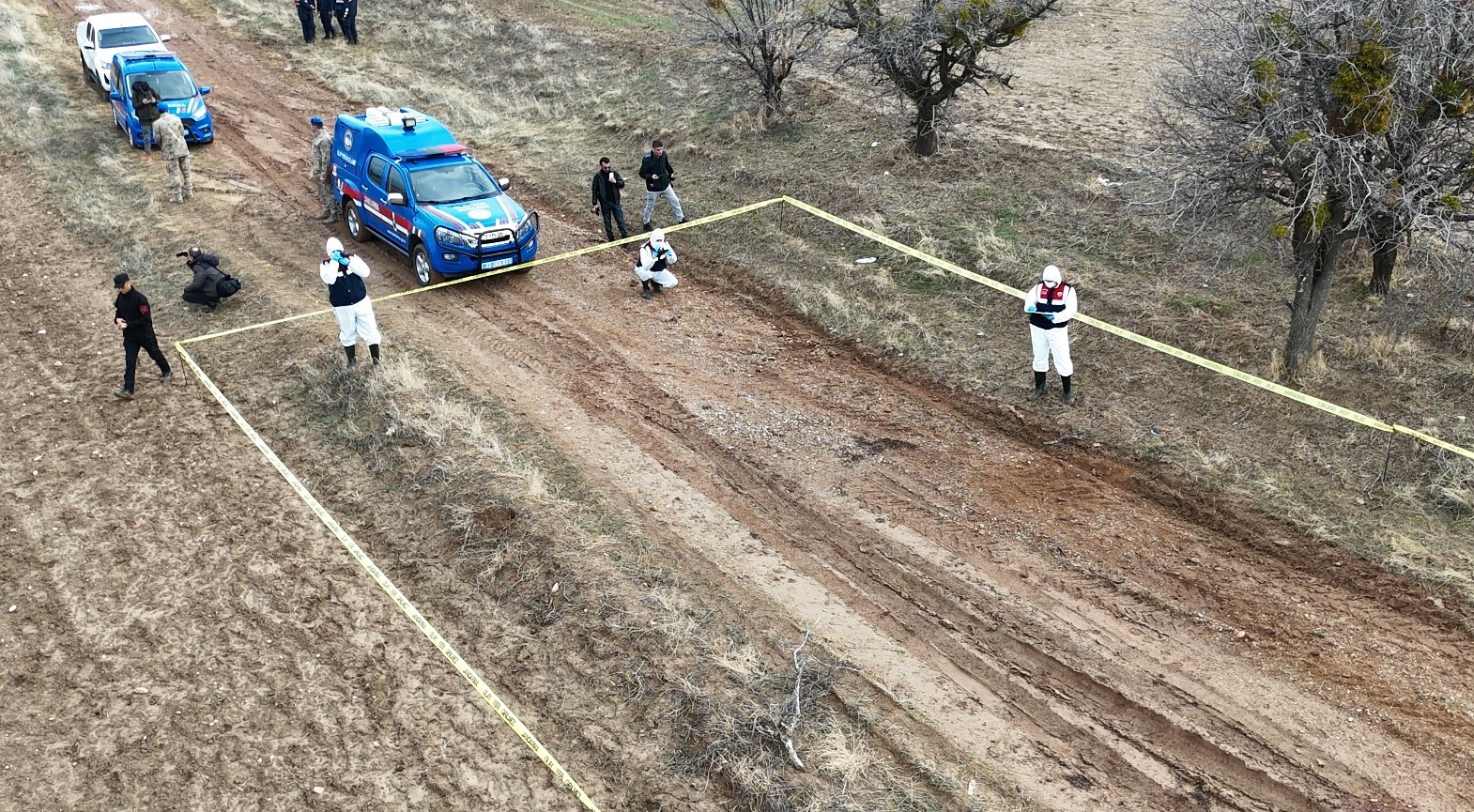 kayip bas arama calismalarinda acili baba vali erine sarilarak gozyaslarina boguldu 7 9ZklNiP6