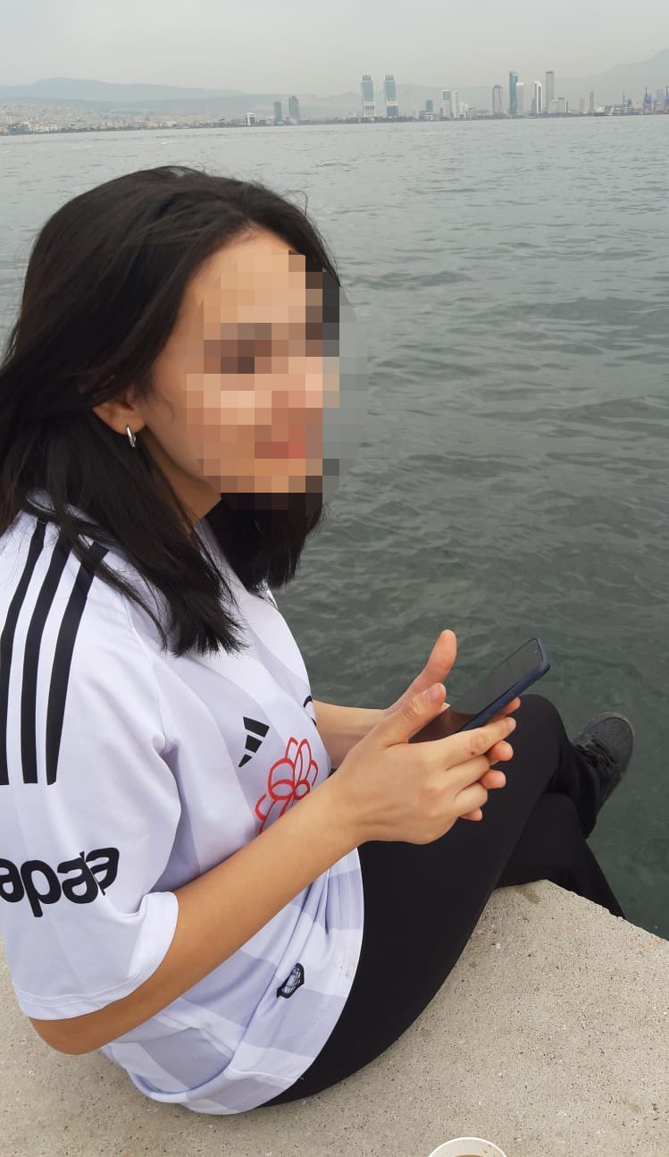 kayip olarak aranan ve parkta kriz gecirerek hayatini kaybeden hiranurun son anlarini gorgu tanigi KnzjZQMu