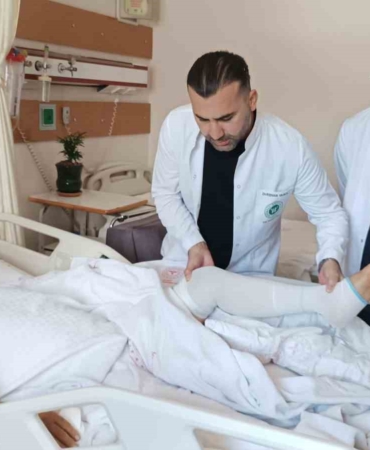 kayisi-agacindan-duserek-agir-yaralandi-25-saatlik-ameliyatla-sagligina-kavustu-kCI7CKPm.jpg