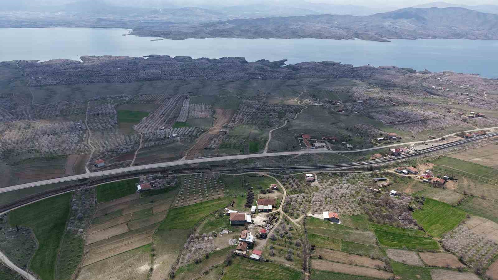 kayisi bahceleri beyaza burundu ortaya essiz manzaralar cikti 14 ZWgkRA33