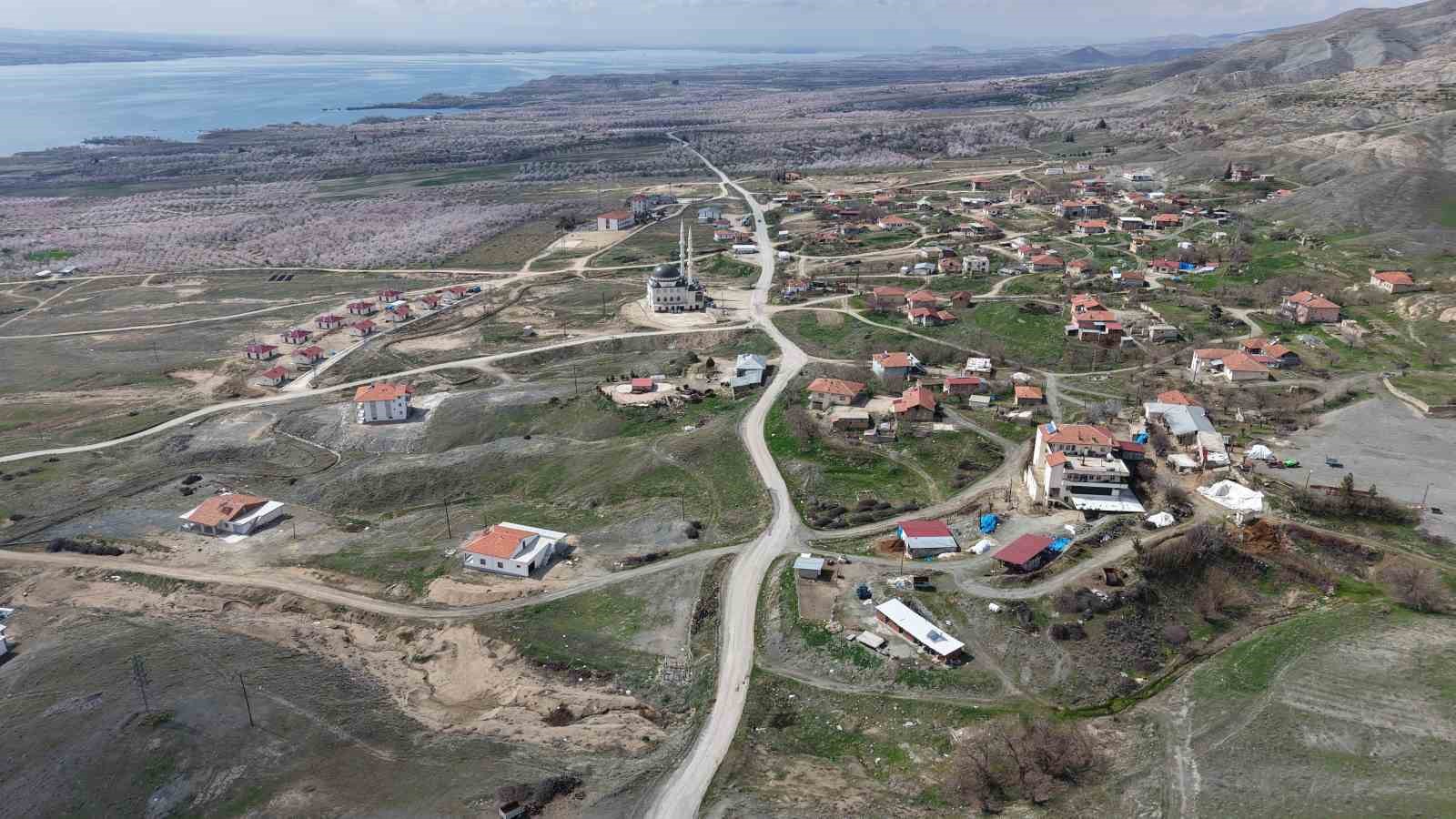 kayisi bahceleri beyaza burundu ortaya essiz manzaralar cikti 17 1vYK38ny