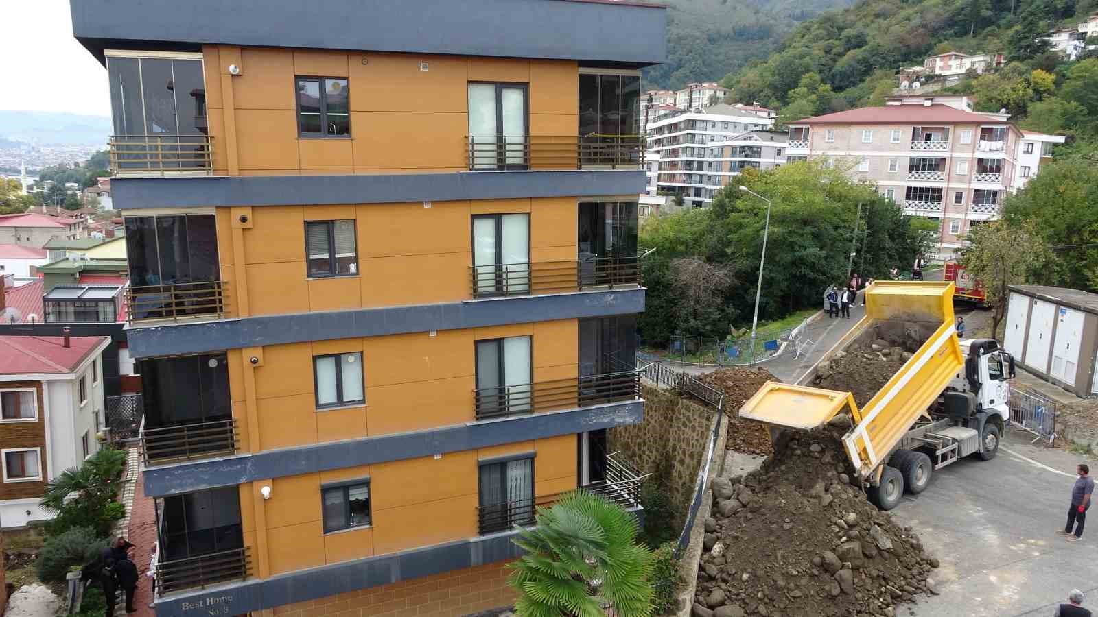 kayma ve egilme olan 5 katli binada yikim icin hazirliklar basladi 0