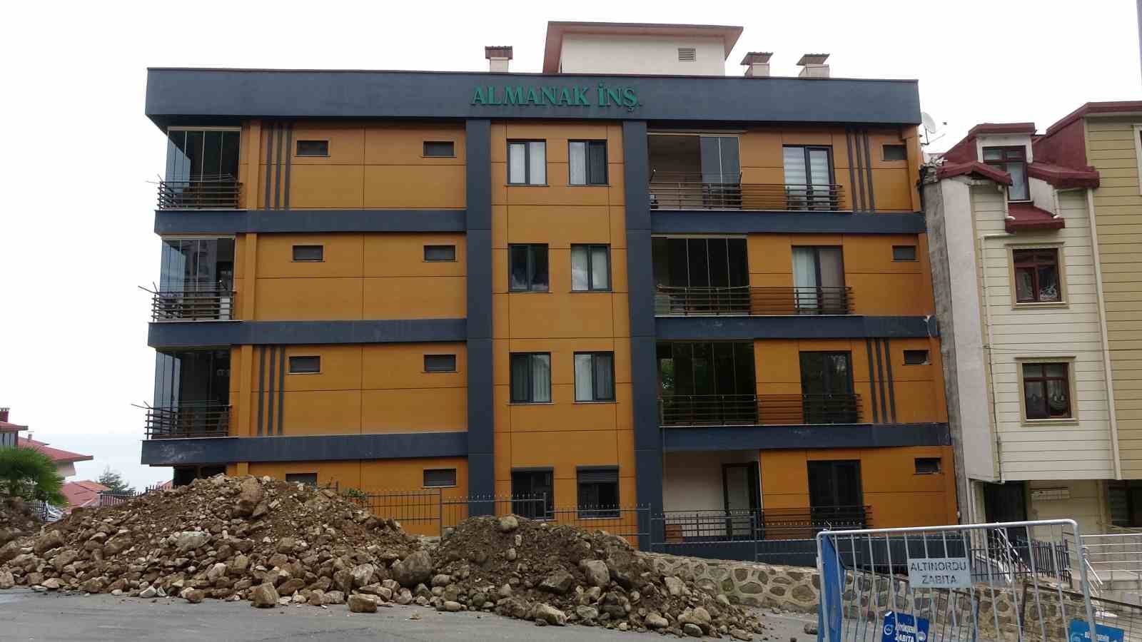 kayma ve egilme olan 5 katli binada yikim icin hazirliklar basladi 2