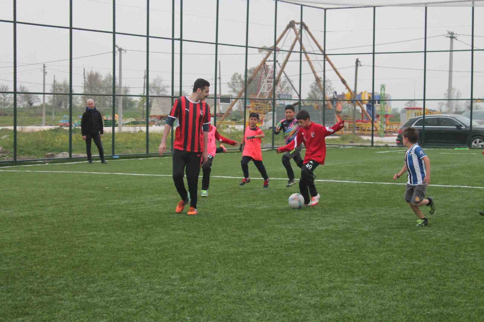 kaymakam bayram ilkokul ogrencileri ile hali saha maci yapti 0 ZaHhBJBU