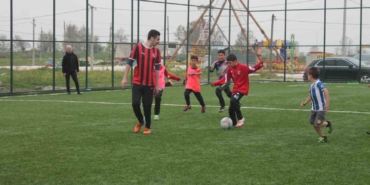 kaymakam-bayram-ilkokul-ogrencileri-ile-hali-saha-maci-yapti-95HPzR3J.jpg