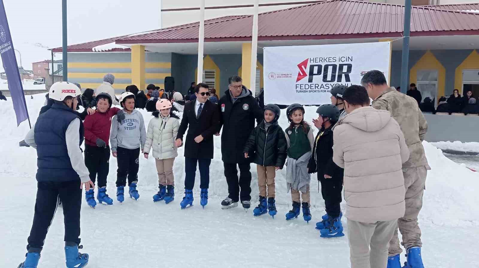 Kaymakam çocukları kırmadı, onları buz pateni hayallerine kavuşturdu 4 kaymakam cocuklari kirmadi onlari buz pateni hayallerine kavusturdu 0 5tFn73cr