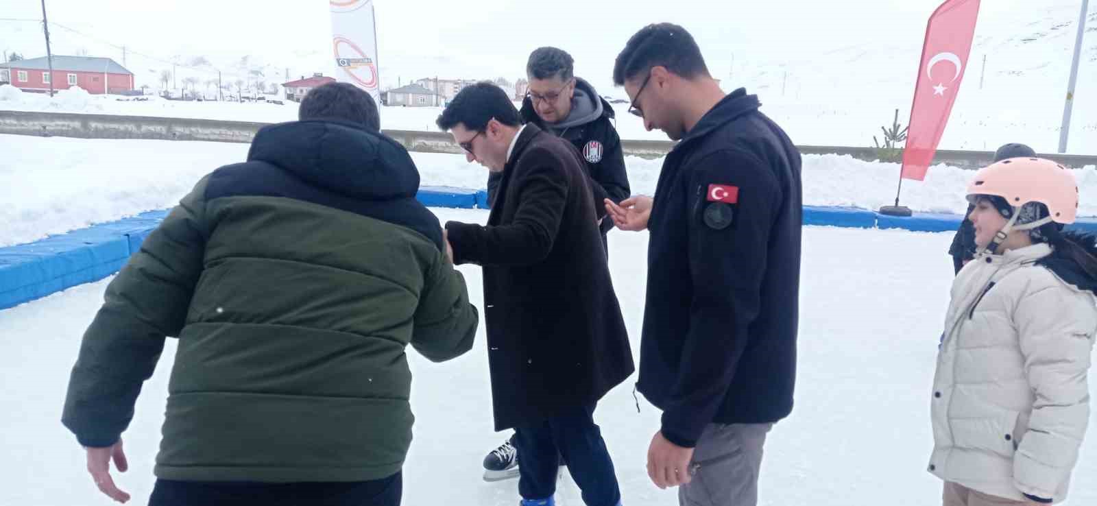Kaymakam çocukları kırmadı, onları buz pateni hayallerine kavuşturdu 6 kaymakam cocuklari kirmadi onlari buz pateni hayallerine kavusturdu 2 lOpqunVs