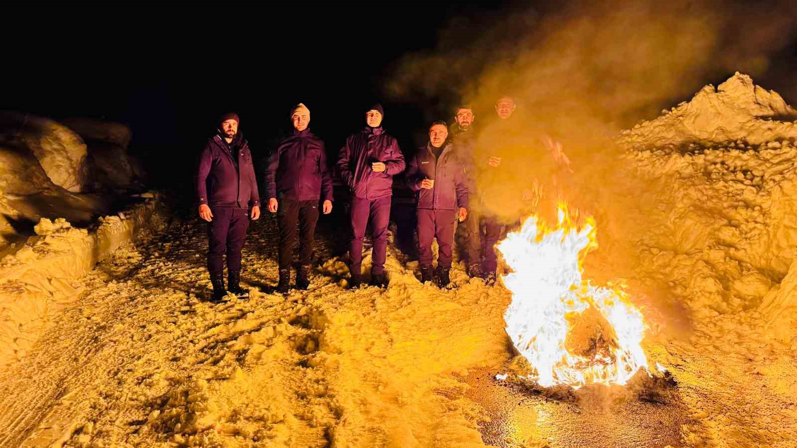 Kaymakam, karlı yollarda hasta kurtarma operasyonuna katıldı 5 kaymakam karli yollarda hasta kurtarma operasyonuna katildi 1 usMPmEWK