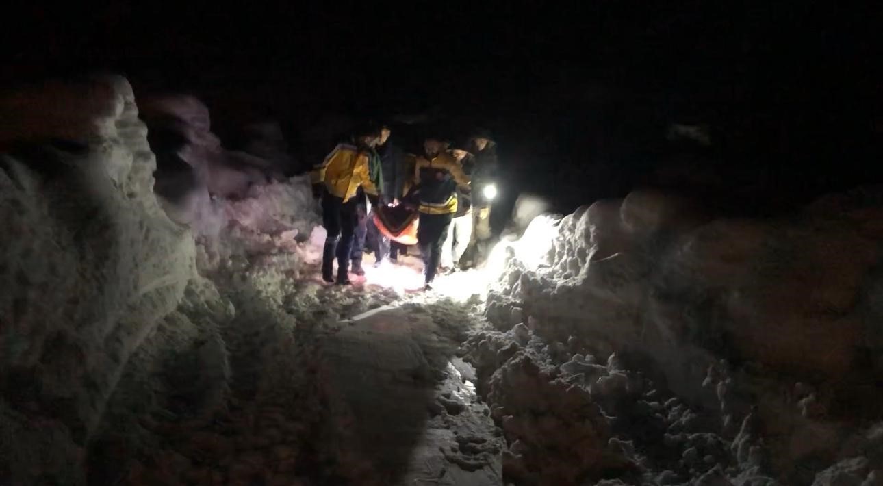 Kaymakam, karlı yollarda hasta kurtarma operasyonuna katıldı 6 kaymakam karli yollarda hasta kurtarma operasyonuna katildi 2 5LVD5e3N