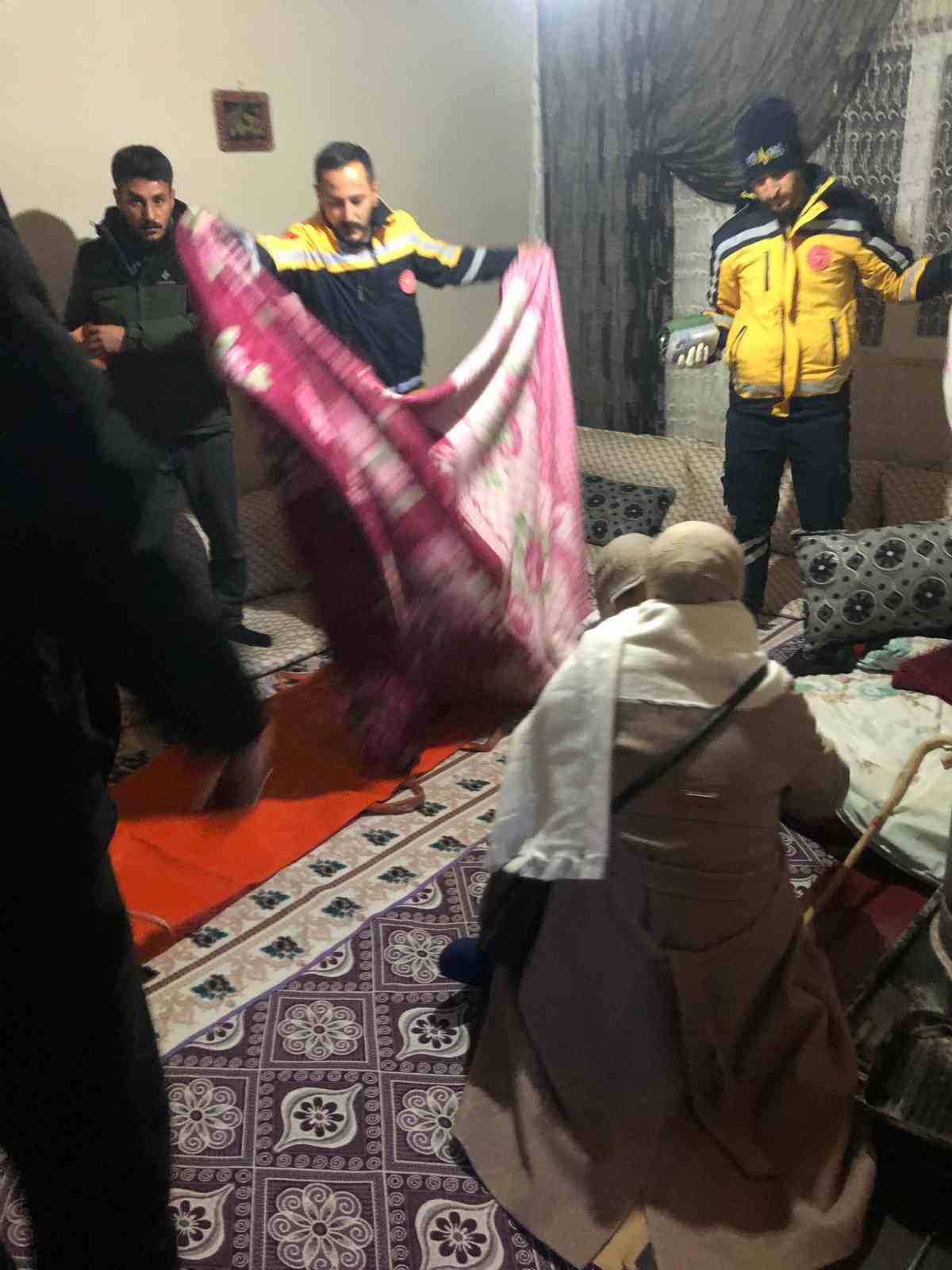 Kaymakam, karlı yollarda hasta kurtarma operasyonuna katıldı 7 kaymakam karli yollarda hasta kurtarma operasyonuna katildi 3 c2jV9SpQ