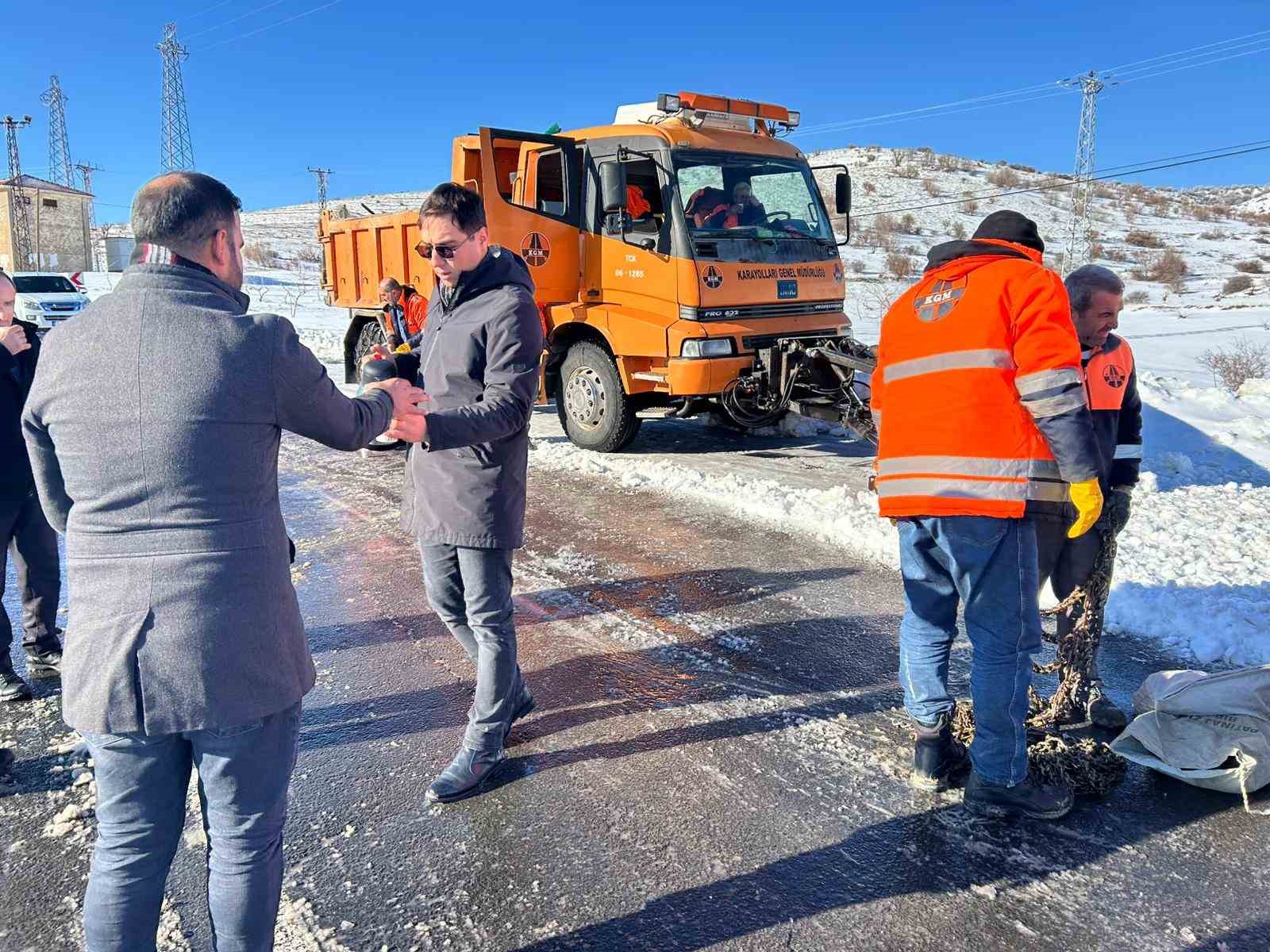 kaymakam oztas kar mesaisinde olan ekiplerle bir araya geldi 0 M6l5kjtT