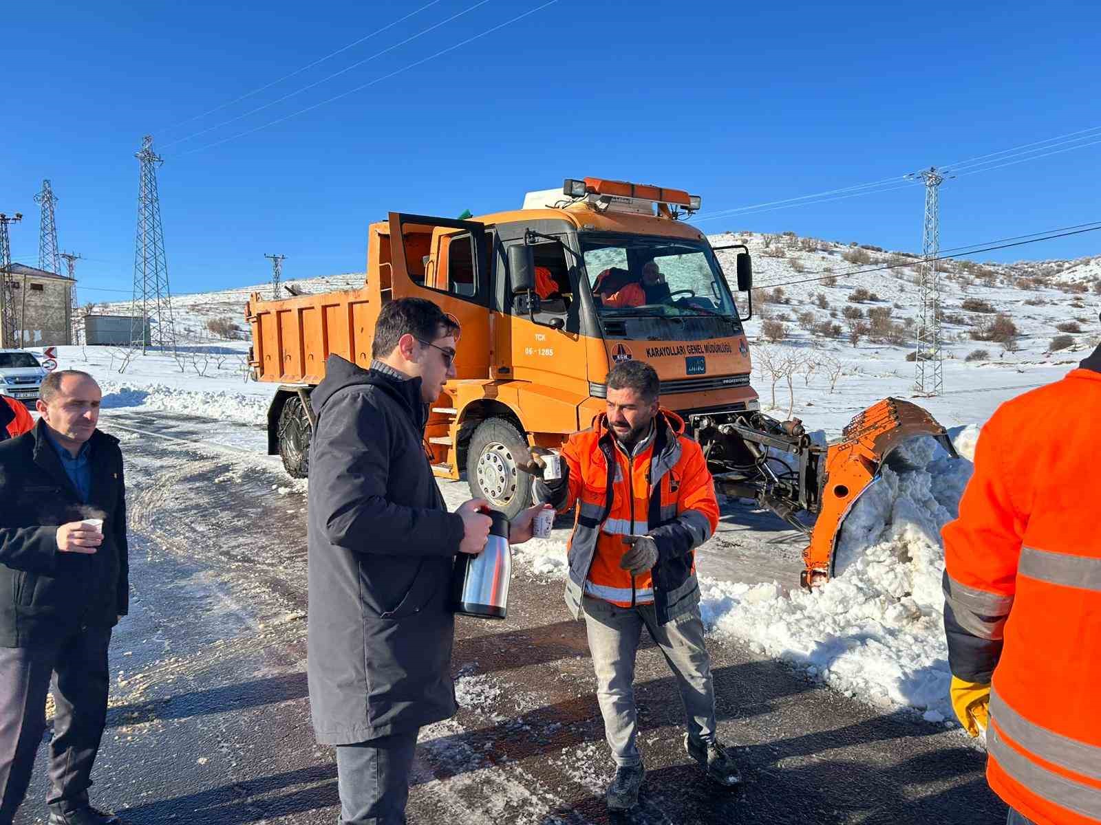 kaymakam oztas kar mesaisinde olan ekiplerle bir araya geldi 1 OsiVZp4k