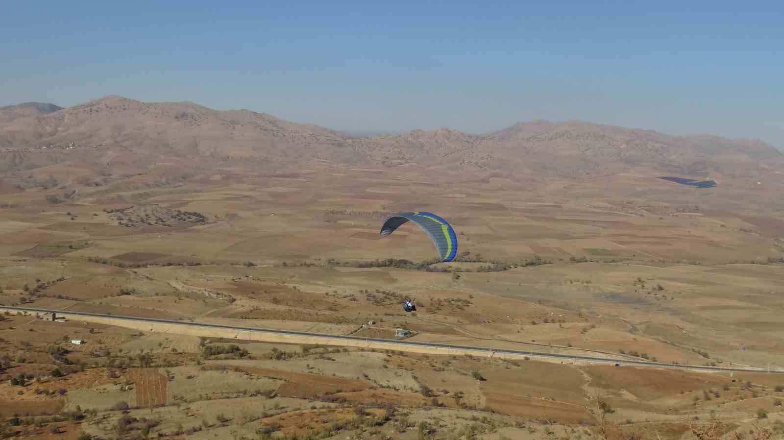 kaymakam oztas yamac parasutuyle gercus semalarini turladi 10 KDYCgJWg