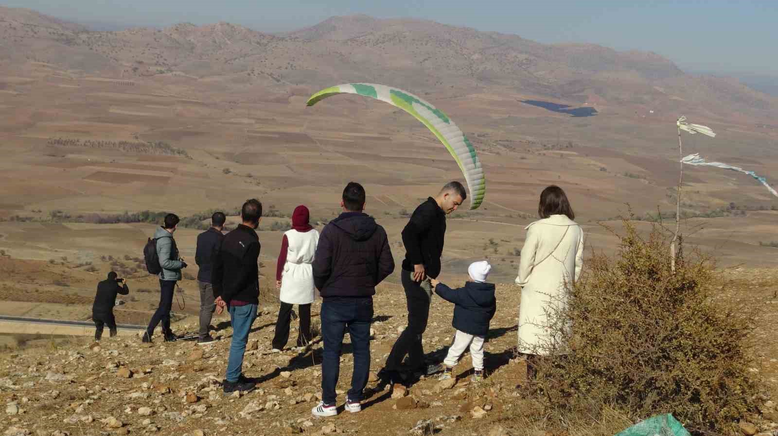 kaymakam oztas yamac parasutuyle gercus semalarini turladi 11 5iuNVKcA