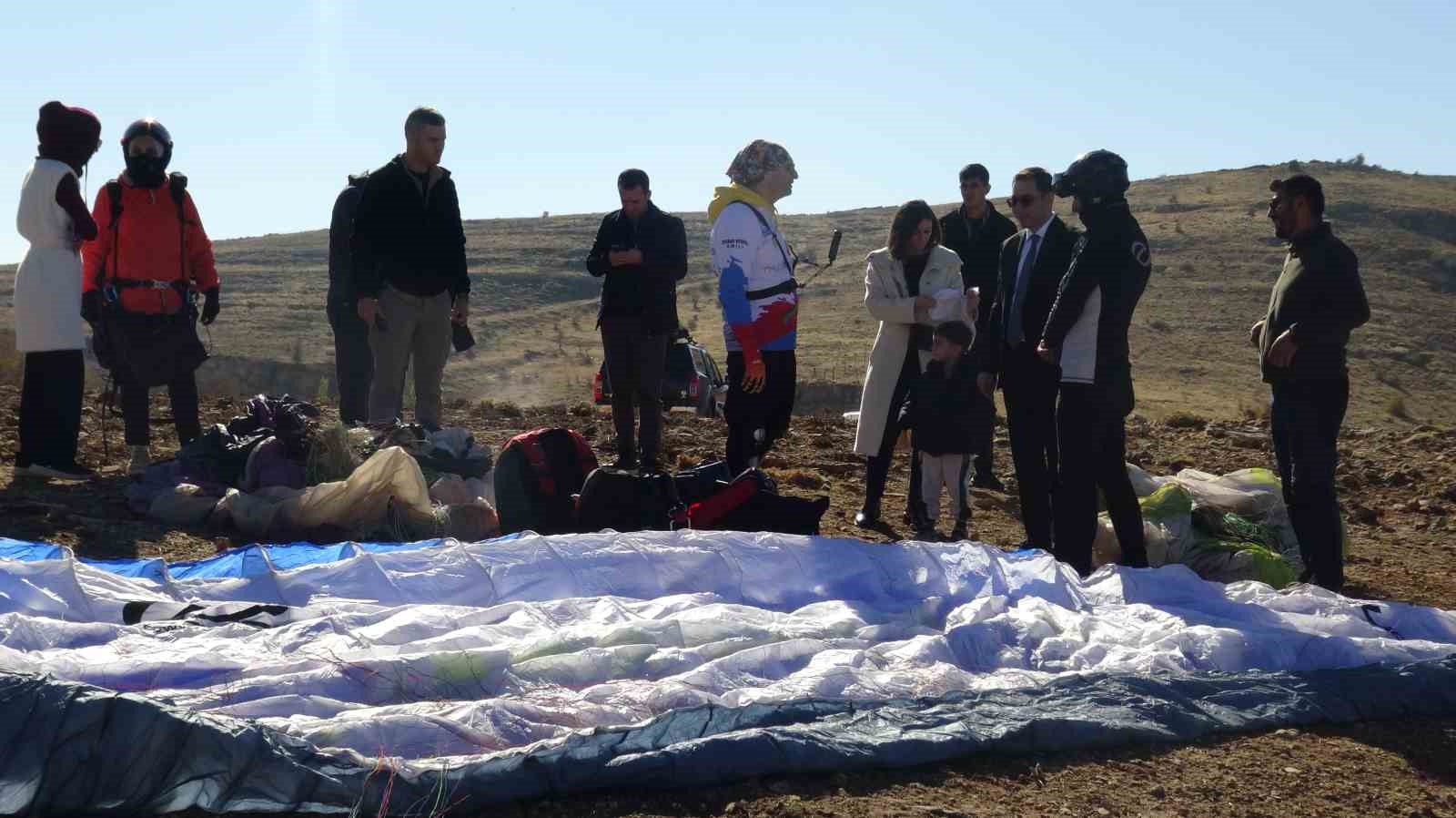 kaymakam oztas yamac parasutuyle gercus semalarini turladi 4 Pha93523