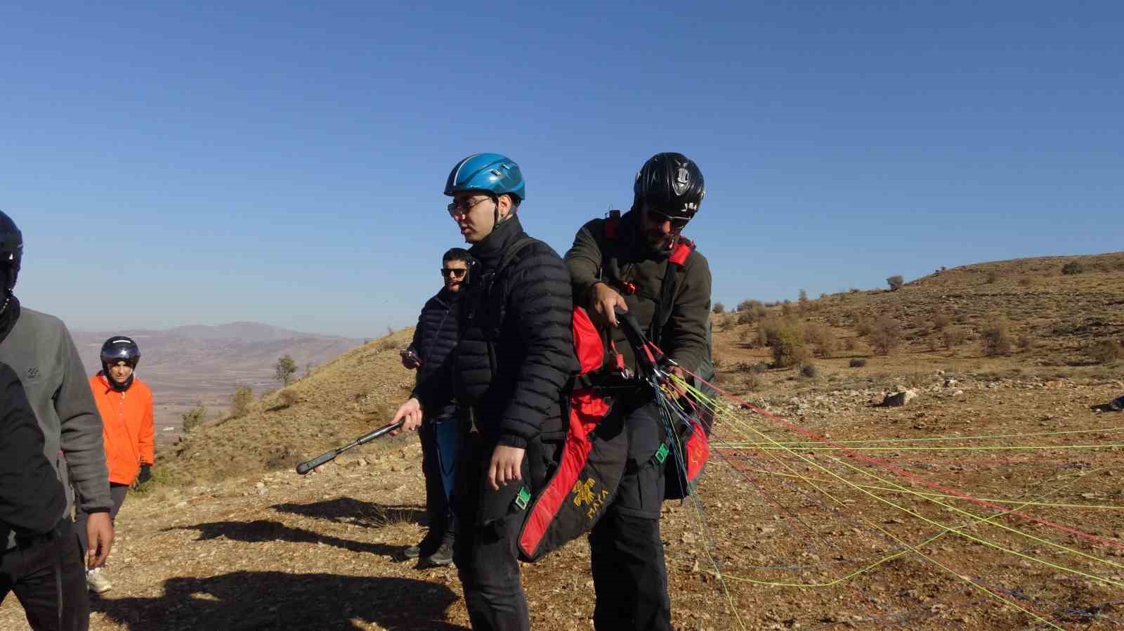 kaymakam oztas yamac parasutuyle gercus semalarini turladi 6 ALtMZP4X