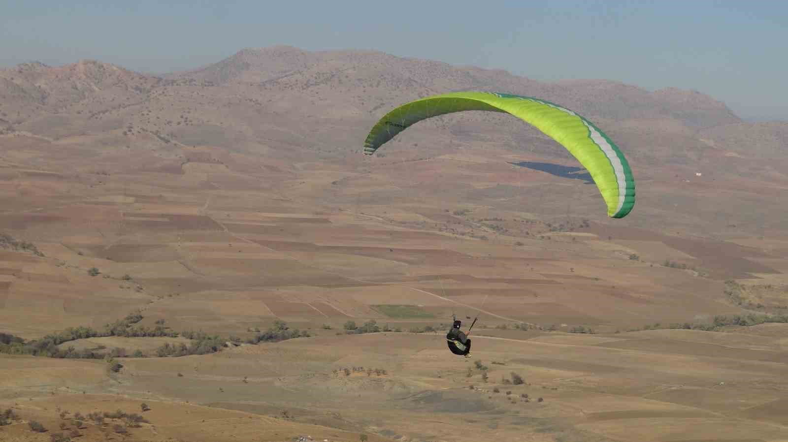 kaymakam oztas yamac parasutuyle gercus semalarini turladi 8 D2Jeyqi7