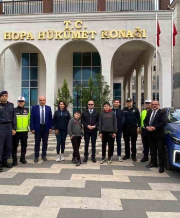 kaymakamdan-ogrencilere-toggun-yeni-modeli-ile-sehir-turu-eg3SUvWy.jpg
