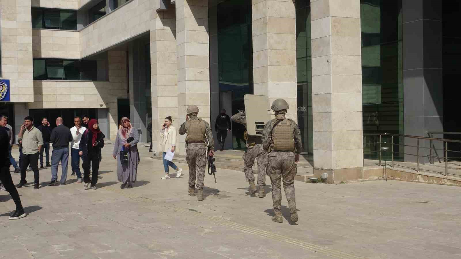 kaymakamlik binasinda ates acarak kendini odaya kilitleyen sahis teslim oldu 1 df3eNAYu