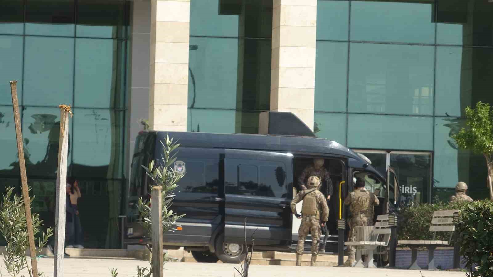 kaymakamlik binasinda ates acarak kendini odaya kilitleyen sahis teslim oldu 4 Zuv6QBE8