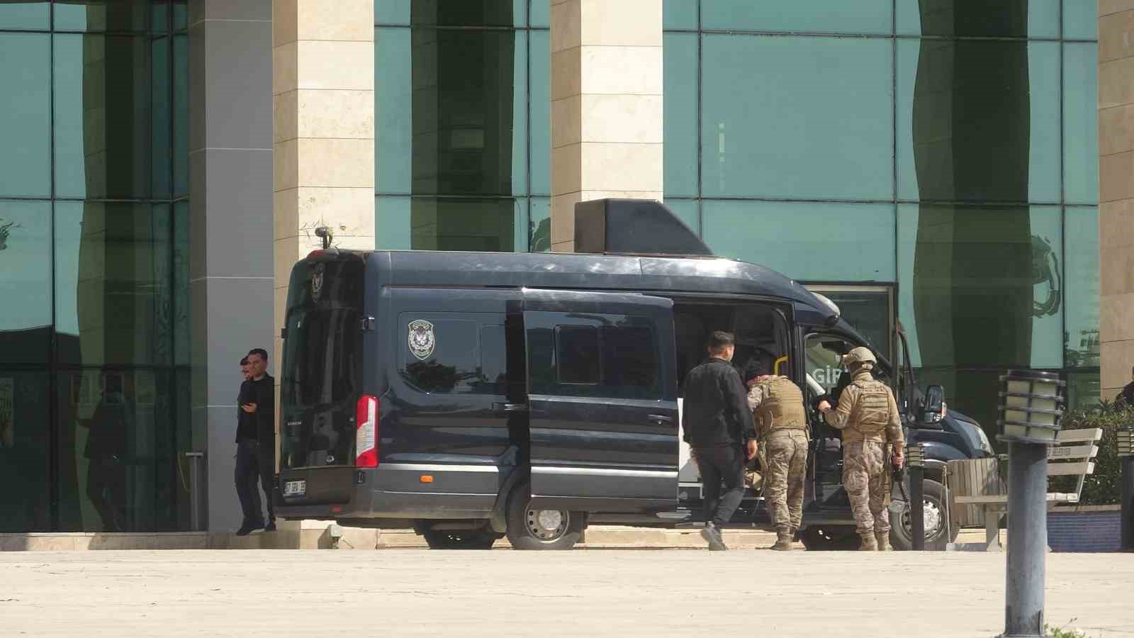 kaymakamlik binasinda ates acarak kendini odaya kilitleyen sahis teslim oldu 5 75iRGrLs