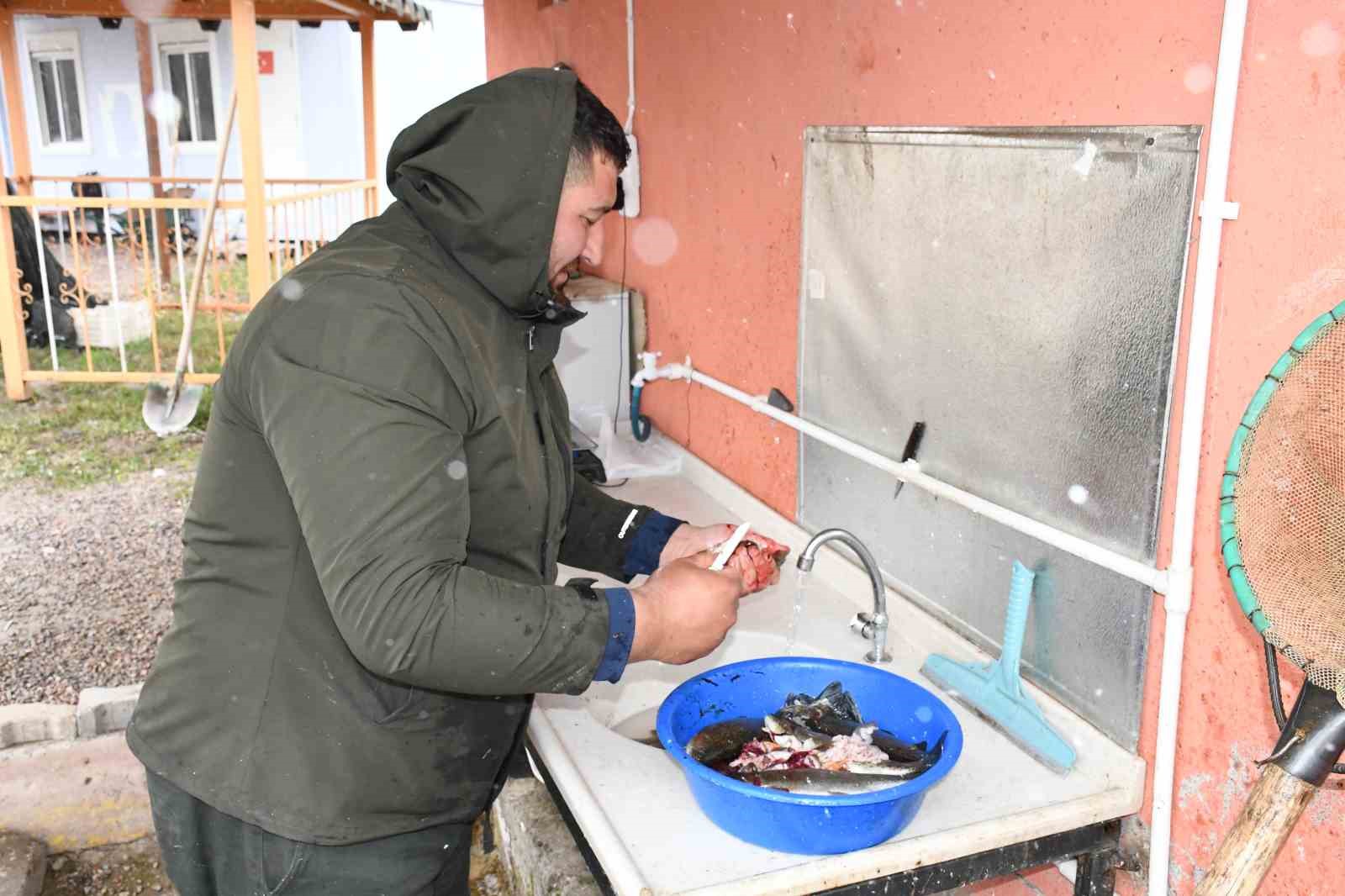 kaynak suyunda yetisiyor vatandas taze taze alip gidiyor 1 AwDXEYdD