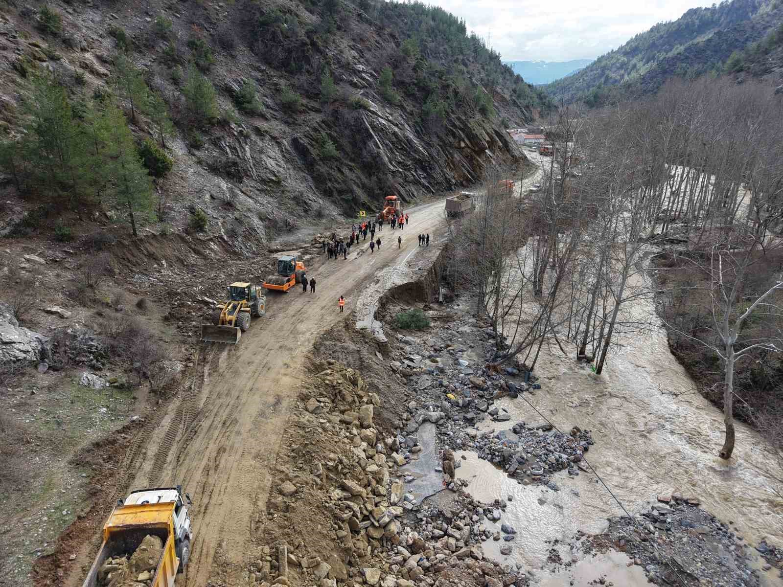 kayseri adana karayolunda selin izleri siliniyor 1 RsjOtNhn