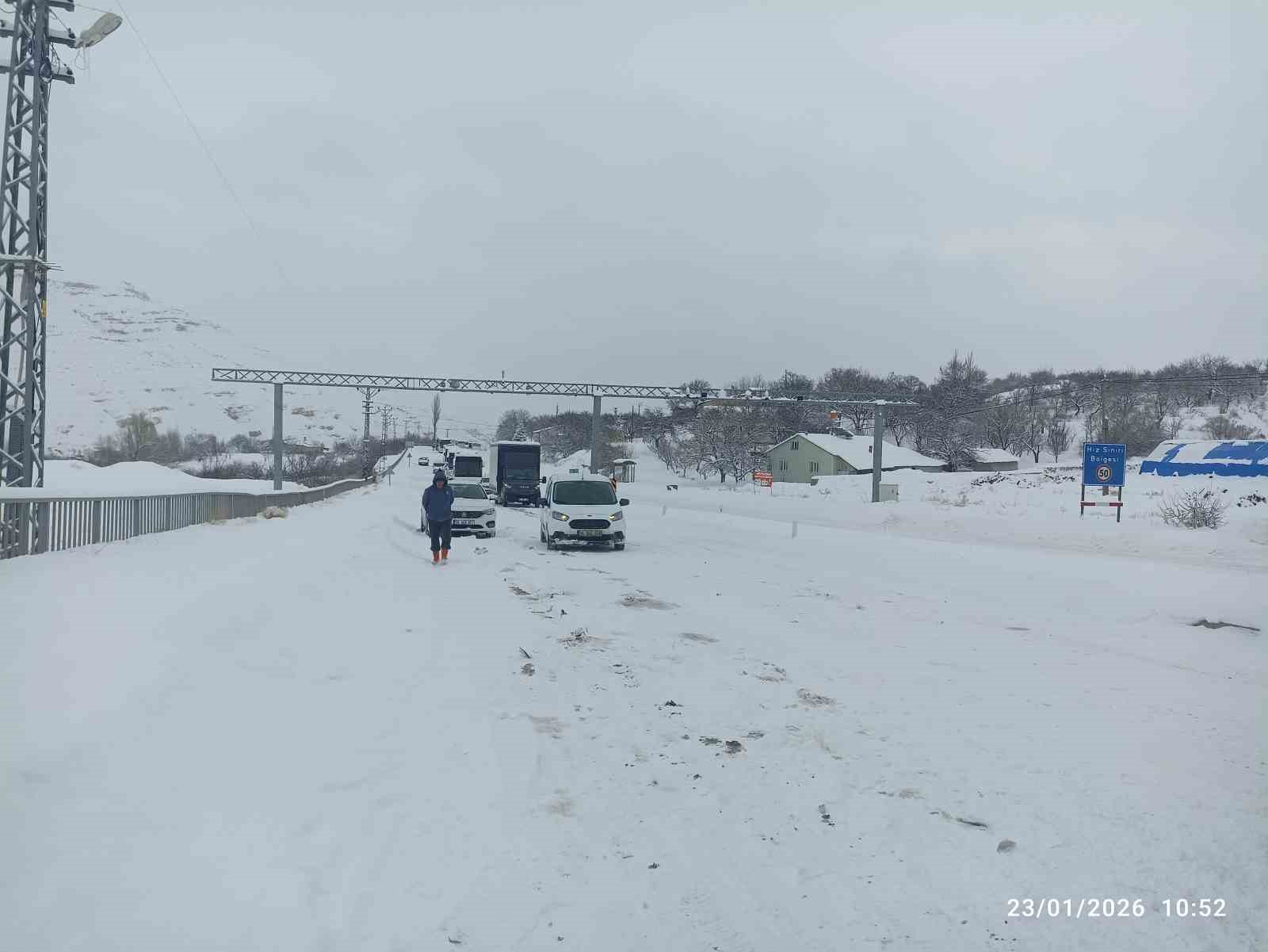 kayseri malatya kara yolunda mahsur kalan yolcular gurun ilcesinden ugurlandi 0